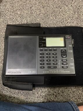 Realistic DX-380 Portable Shortwave Radio Receiver - Black Untested